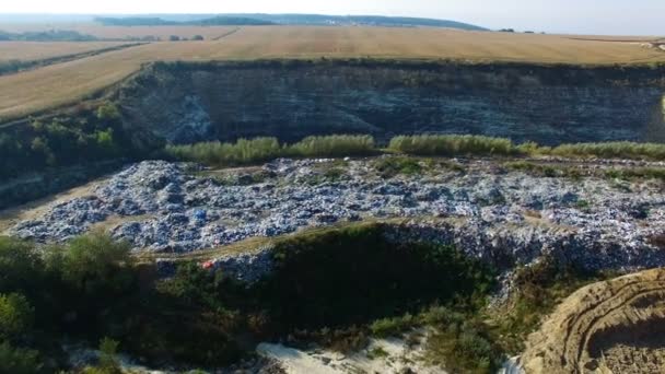 Volez autour des dépotoirs près des champs de weat agricultural. Vue aérienne — Video