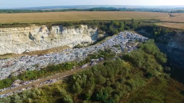 Latać wysypisko śmieci w pobliżu bezchmurny pola uprawne. Widok z lotu ptaka — Wideo stockowe