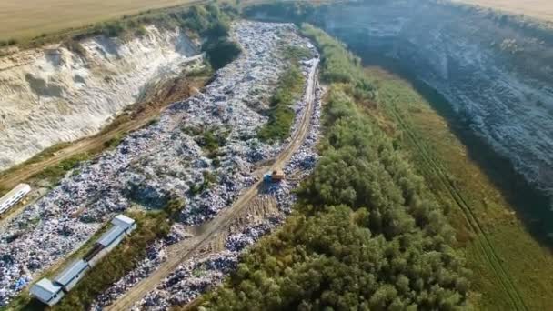 Vista aérea del vertedero de basura entre campos agrícolas . — Vídeos de Stock
