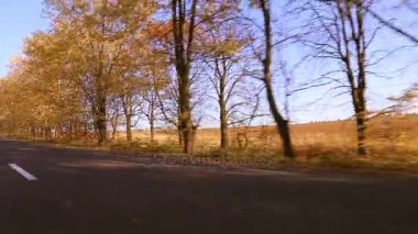 Onun motosiklet sürüş yolda günbatımı sırasında motosikletçi Steadycam atış