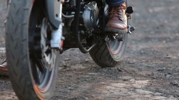 Vista de perto da motocicleta que chega — Vídeo de Stock