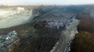 Hava atış: buldozer büyük çöplüğüne çöp ile çalışır