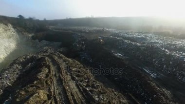 Hava atış: traktor büyük çöplüğüne çöp ile çalışır