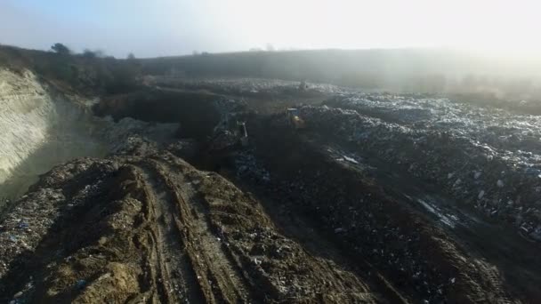 Vue aérienne : traktor fonctionne avec des ordures à une décharge énorme — Video