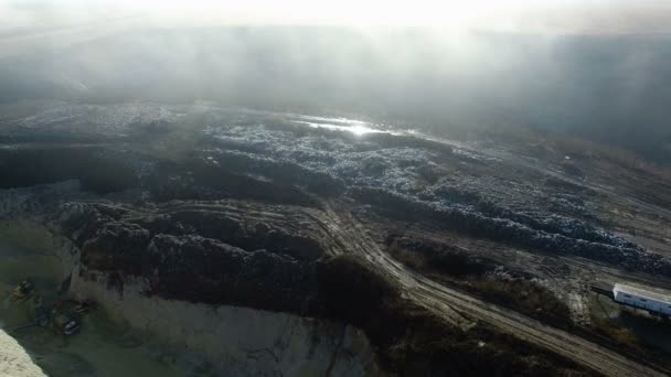 Vue aérienne : brouillard sur une énorme décharge avec un traktor en marche — Video