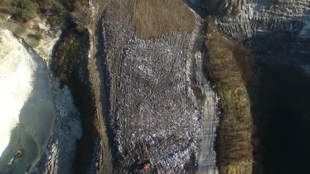 Verticale luchtfoto: vliegen over enorme dump — Stockvideo
