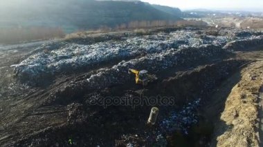 Hava atış: traktor büyük çöplüğüne çöp ile çalışır