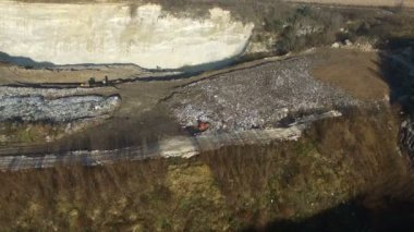 Hava atış: buldozer büyük çöplüğüne çöp ile çalışır