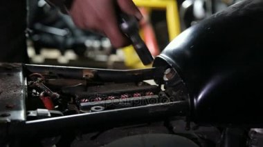 Mekanik unscrewes yakıt tankı kilidini açmak için fındık el.