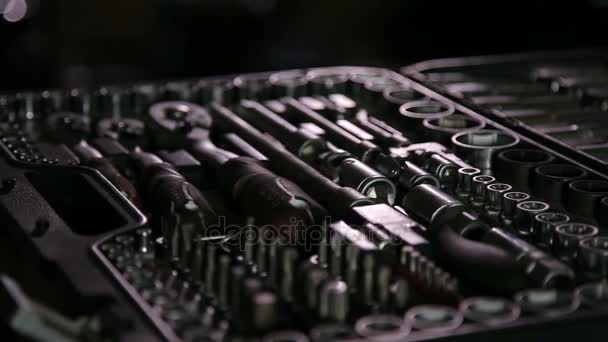 Uppsättning skiftnycklar i garage — Stockvideo