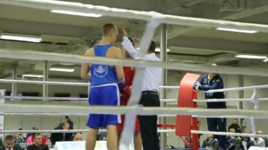 Lviv, Ukrayna - 14 Kasım 2017 turnuva boks. Hakem boksörler düello önce bildirir. Sabit cam vurdu.