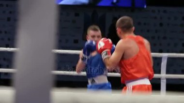 Lviv, Ukrayna - 14 Kasım 2017 turnuva boks. Midweight boksör boks halka turnuva üzerinde kanlı yüzünü mücadele ile. Steadycam atış.