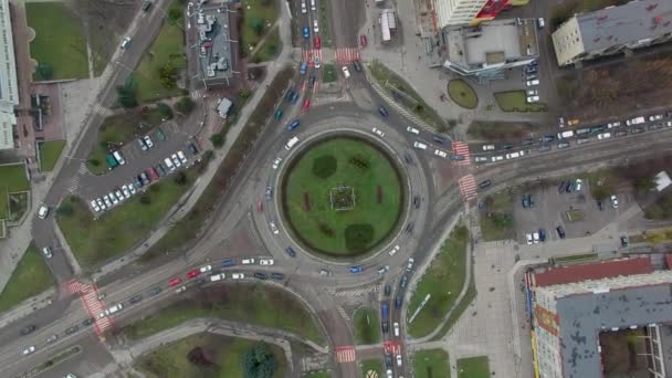 Vista aérea aérea aérea dos carros que conduzem em torno da estrada circular na rua da cidade — Vídeo de Stock