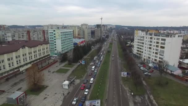 Luftaufnahme von Autos, die die Kreisstraße in der Stadtstraße umfahren — Stockvideo