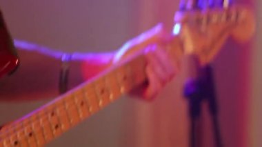 Elektro gitarla oynayan erkek eller yakın plan. Arabulucu solo rock şarkısını çal.
