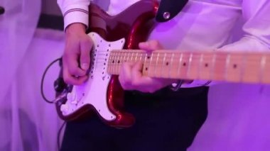 Erkek eller elektro gitarda oynuyor. Yakın plan..