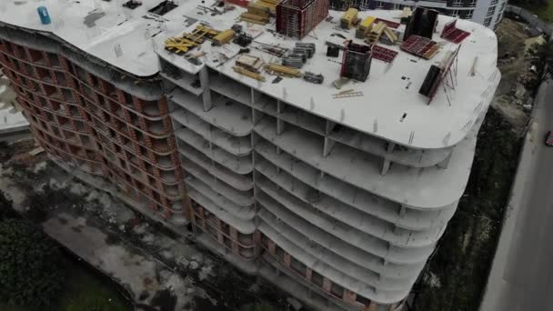Aerial shot of building residential house. Construction tower crain standing next to house. — Stock Video