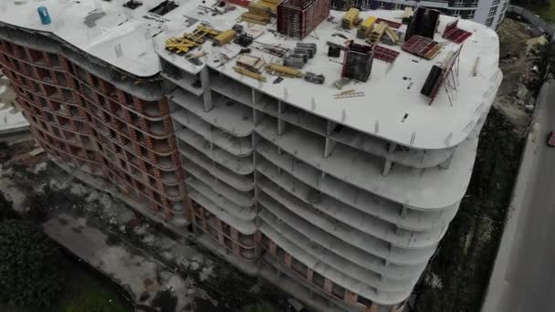 Colpo aereo di costruzione di una casa residenziale. Crain torre di costruzione in piedi accanto alla casa . — Video Stock