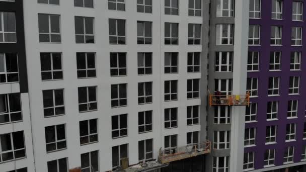 Vista aérea de la pared residencial de constreñimiento con ventanas. Cámara se mueve hacia arriba a lo largo de la pared — Vídeo de stock