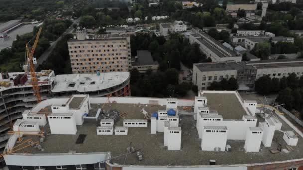 Flying down along residential facade of new built house — Stock Video