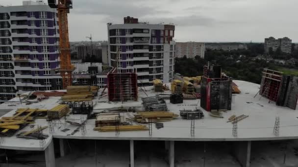Vue aérienne de la construction d'une maison résidentielle. Tour de construction crain debout à côté de la maison . — Video