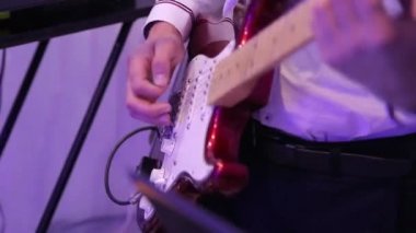 Erkek eller elektro gitarda oynuyor. Yakın plan..