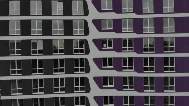Vue aérienne flyin le long de la façade avec des fenêtres de la nouvelle maison résidentielle construite . — Video
