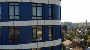 Havadan çekilen görüntüler, yeni inşa edilmiş evlerin pencereleriyle ön cephede uçuyor..