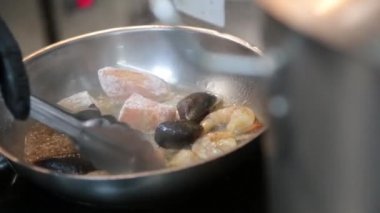 Kaynar yağda karides, karides, midye ve balık yakın çekim.