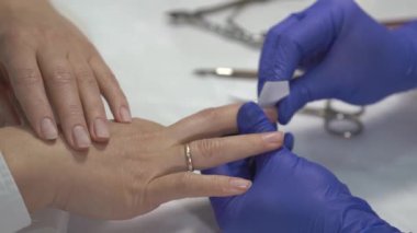 Cila sürmeden önce tırnaklarını temizleyen profesyonel manikürcü..