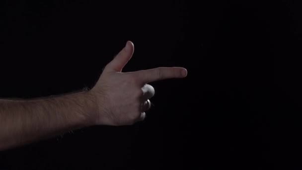 Mans main imite pistolets geste de tir sur fond noir .