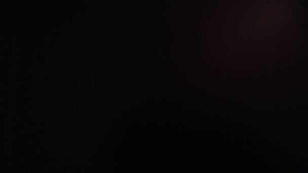 Blanc mâle tire la main vers l'avant pour la poignée de main et les bosses dans le geste du majeur sur fond noir, gros plan isolé 