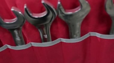 Arabanın ve motosiklet atölyesinin içindeki duvara asılma ihtimaline karşı parlayan anahtarlar.