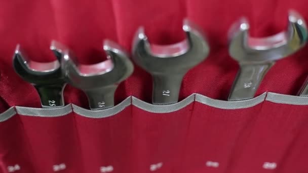 Glänzende Schraubenschlüssel in der Auto- und Motorradwerkstatt — Stockvideo
