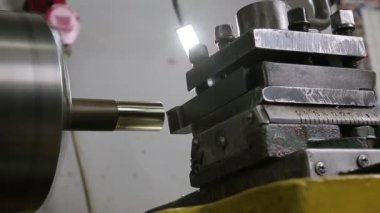 Torna tezgahını keskinleştiren çelik çubuğu yakından çek..