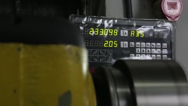 Цифры на планшете токарного станка подсчитываются во время работы машины — стоковое видео