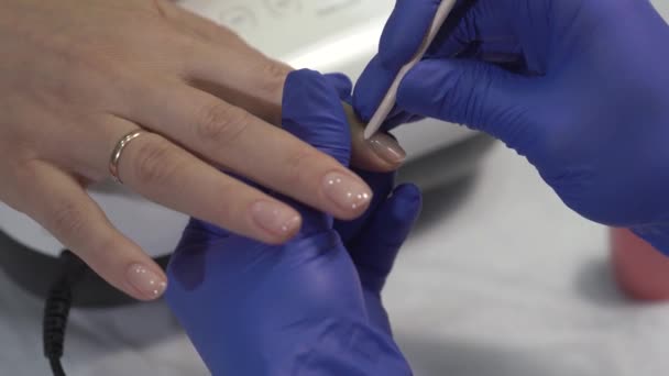 Manicurista Professionista Guanti Che Coprono Unghie Vernice Colorata Colpo Ravvicinato — Video Stock