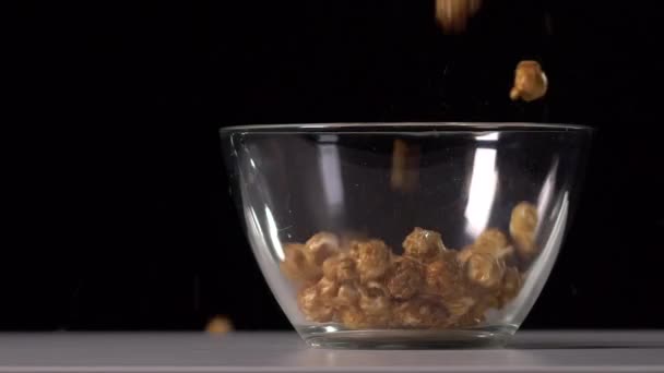 Sladký Karamelový Popcorn Nalévající Průhledné Třídní Mísy Bílém Stole Černé — Stock video