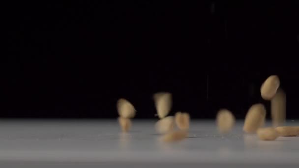 Супер Замедленная Съемка Арахиса Падающего Белый Стол Чёрный Фон Крупный — стоковое видео