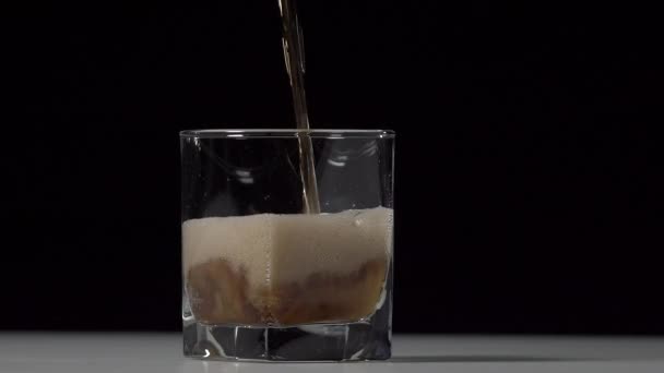 Studioaufnahme Von Cola Die Transparentes Glas Auf Weißem Tisch Gegossen — Stockvideo