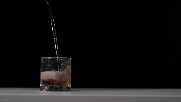 Plan Studio Cola Coulant Dans Verre Transparent Sur Une Table — Video