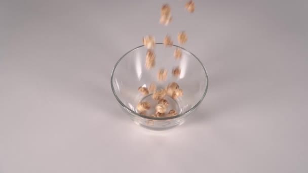 Zoet Pluizig Karamel Popcorn Gieten Transparante Klasse Kom Witte Tafel — Stockvideo