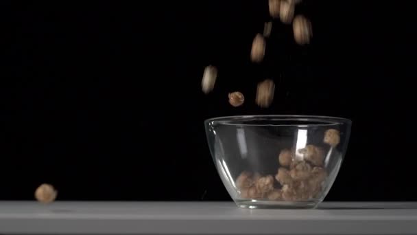 Dulces Palomitas Caramelo Esponjosas Vertiendo Tazón Transparente Clase Sobre Una — Vídeo de stock