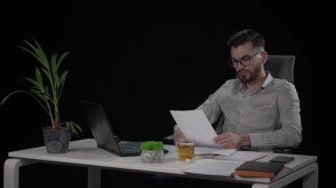 Metin yazarı gazetelerdeki makaleyi gözden geçirir, dağıtır ve kötü bir sayfa açar.