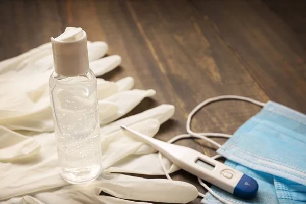 Guantes Médicos Látex Máscaras Protectoras Termómetro Botella Gel Desinfectante Para —  Fotos de Stock