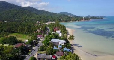 Yol ve Tayland Samui adasının kumsalda