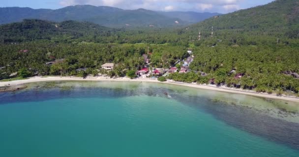 Hajó a tenger közelében Bech Taling Ngam a Samui szigetén — Stock videók