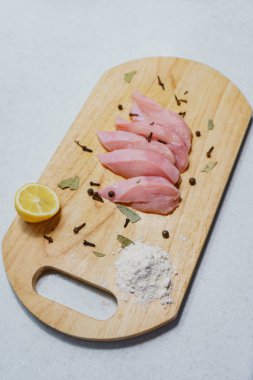 Tavuk eti kesme tahtası
