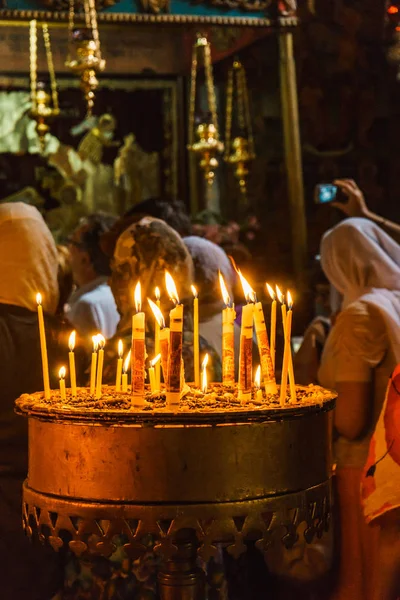 Candele nel tempio durante la preghiera — Foto Stock