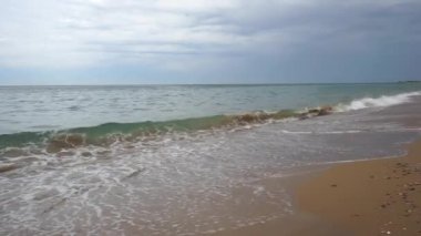 Plaj boyunca koşan kız